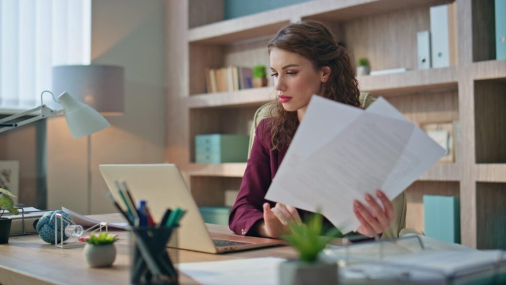 Przepisy prawne dotyczące ubezpieczeń zawodowych w branży księgowej są stosunkowo rygorystyczne