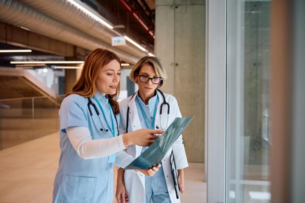 Współczesna medycyna coraz częściej opiera się na pracy zespołowej, gdzie różni specjaliści wspólnie podejmują decyzje dotyczące diagnozy i leczenia pacjentów