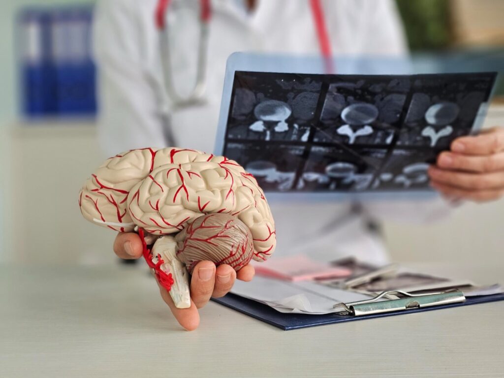 W ostatnich latach obserwujemy narastający problem niedoboru personelu medycznego w wielu specjalizacjach, jednak szczególnie dotkliwy jest on w dziedzinie neurologii. 